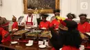 Presiden Joko Widodo atau Jokowi mengajak makan perwakilan anak-anak sekolah dasar dari Papua di Istana Merdeka, Jakarta, Jumat (11/10/2019). Perwakilan anak-anak sekolah dasar dari Papua kompak menggunakan baju merah dan topi rumbai. (Liputan6.com/Angga Yuniar)