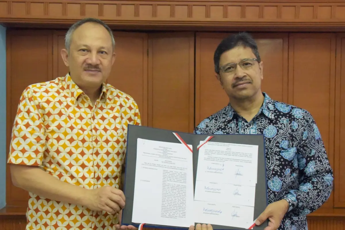 Sekretaris Daerah Provinsi Jawa Barat Setiawan Wangsaatmaja bersama Direktur Utama PT Pos Logistik Indonesia Yuzon Erman