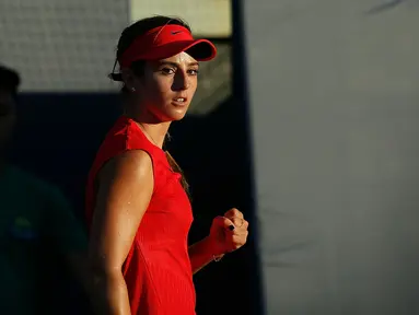 Catherine Bellis merayakan pukulan bola yang masuk saat melawan Alize Cornet dari Prancis di Bank of the West Classic di Stanford, California (31/7). Bellis merupakan petenis profesional Amerika Serikat lahir 8 April 1999. (AFP Photo/Lachlan Cunningham)