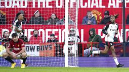 Pemain Fulham, Alex Iwobi, melakukan selebrasi setelah mencetak gol ke gawang Manchester United pada laga pekan ke-26 Premier League 2023/2024 di Stadion Old Trafford, Sabtu (24/2/2024). Fulham berhasil menang berkat gol Calvin Bassey dan Alex Iwobi. Sementara gol Setan Merah dicetak oleh Harry Maguire. (AP Photo/Dave Thompson)