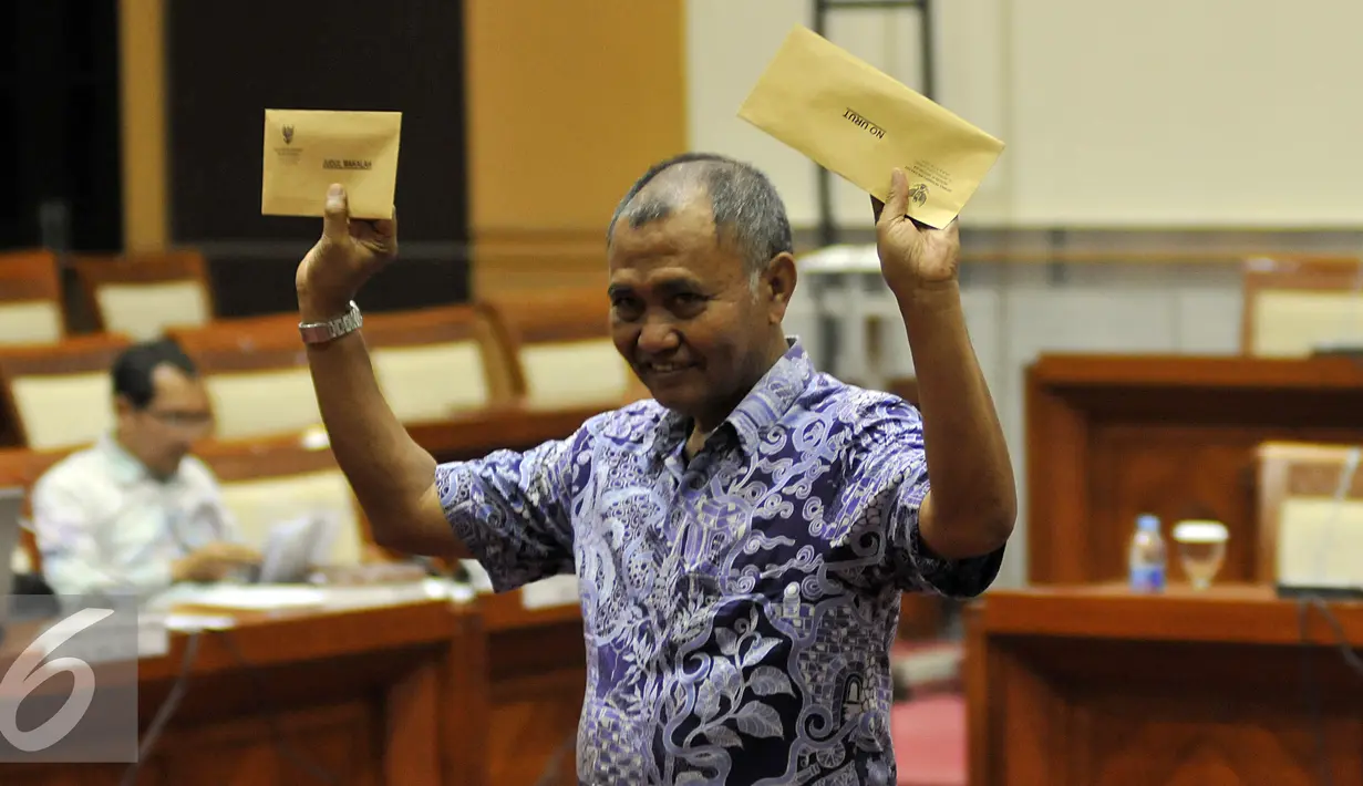 Calon Pimpinan KPK Agus Rahardjo Menunjukan Amplop yang berisi Makalah dan Nomer Urut saat mengikuti Uji Makalah dengan Komisi III DPR, di Kompleks Parlemen Senayan, Jakarta, Jumat (4/12). (Liputan6.com/Johan Tallo)