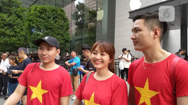 Pembeli iPhone 11 pertama dengan proses antrean di Apple Apple Orchard Road, Singapura. Liputan6.com/Yuslianson