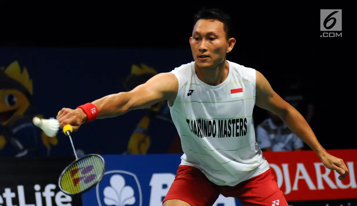 Pebulutangkis Indonesia, Sony Dwi Kuncoro berusaha mengembalikan kok saat melawan pemain Jepang Kazumasa Sakai di kualifikasi Indonesia Open 2017 di Jakarta Convention Centre, Senin (12/6). Sony kalah 13-21, 16-21. (Liputan6.com/Helmi Fithriansyah)