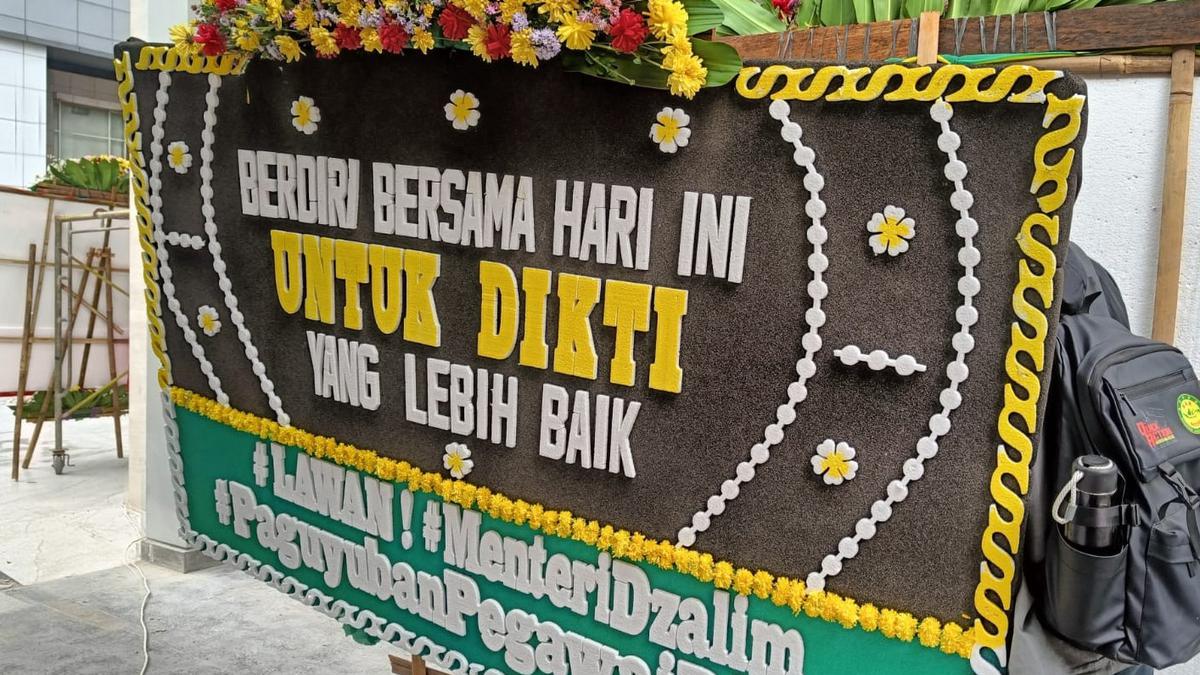 Karangan bunga untuk protes Mendiktisaintek Satryo Soemantri