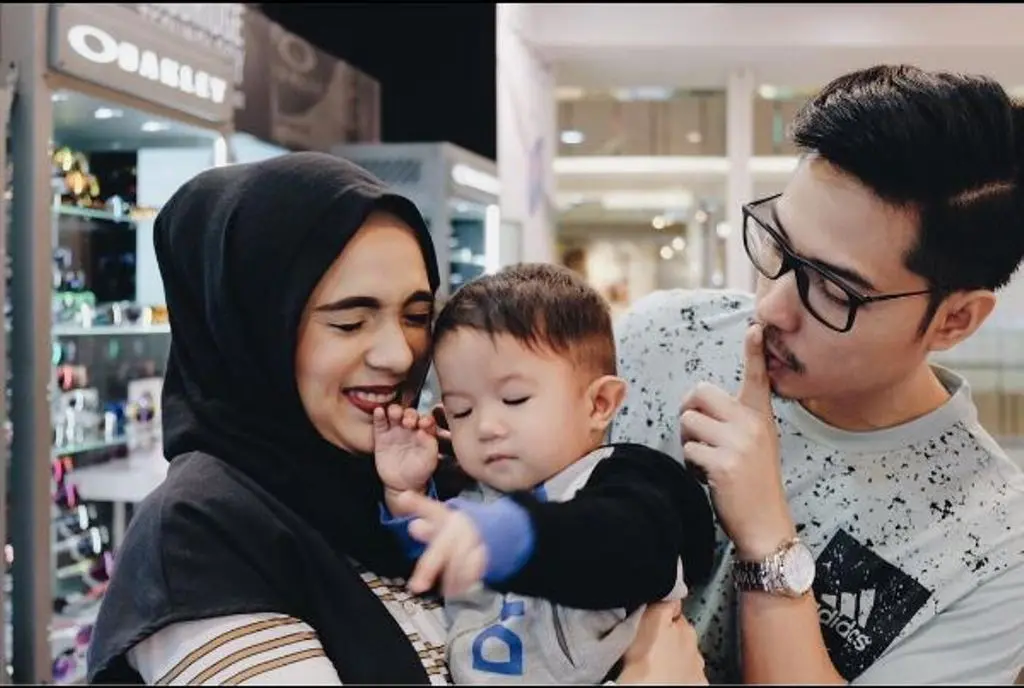 Nycta Gina dan Rizky Kinos serta anak mereka, Utha (Foto: Instagram)