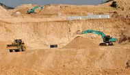 Pekerja menggunakan mesin untuk menggali di tambang tanah jarang di Kabupaten Ganxian, Provinsi Jiangxi, Tiongkok tengah. (Chinatopix via AP)