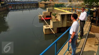 Sejumlah peneliti yang berasal dari Jerman mengamati kondisi Waduk Pluit, Jakarta, Rabu (16/3). Normalisasi Waduk Pluit membuat sejumlah warga negara asing tertarik melakukan penelitian. (Liputan6.com/Faisal R Syam)