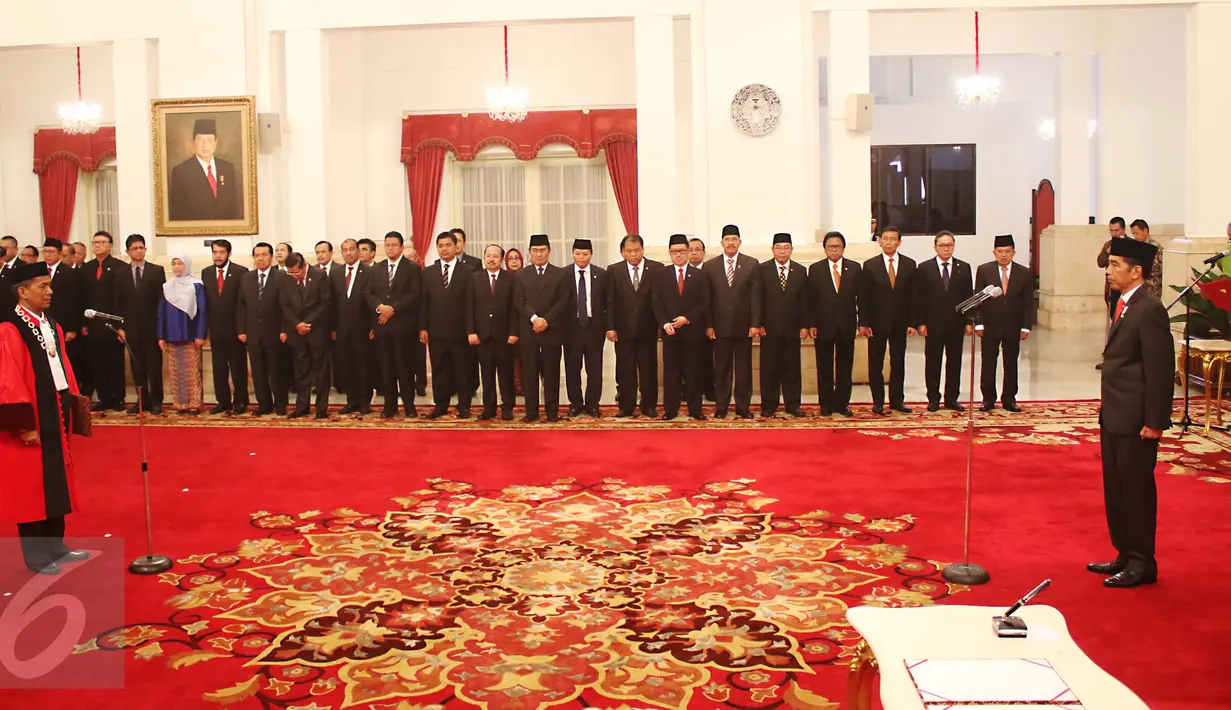 Suasana pelantikan Hakim Mahkamah Konstitusi (MK) yang baru, Saldi Isra di Istana Negara, Jakarta, Selasa (11/4). Saldi Isra menggantikan Patrialis Akbar. (Liputan6.com/Angga Yuniar)