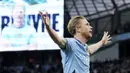 Pemain Manchester City, Kevin De Bruyne (kanan) melakukan selebrasi setelah mencetak gol ke gawang Wolverhampton dalam laga lanjutan Liga Inggris 2024/2025 di Etihad Stadium, Manchester, Inggris, Jumat (02/05/2025) waktu setempat. (AP Photo/PA/Martin Rickett)