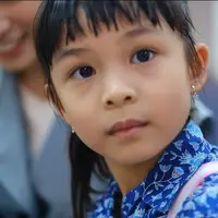 Pasangan selebriti Chelsea Olivia dan Glenn Alinskie bangga melihat penampilan perdana putrinya di atas panggung. Selama ini, Nastusha hanya tampil di kelas, tapi yang terbaru, tampil dan untuk acara sekolah. [Youtube/Alinskie Family]