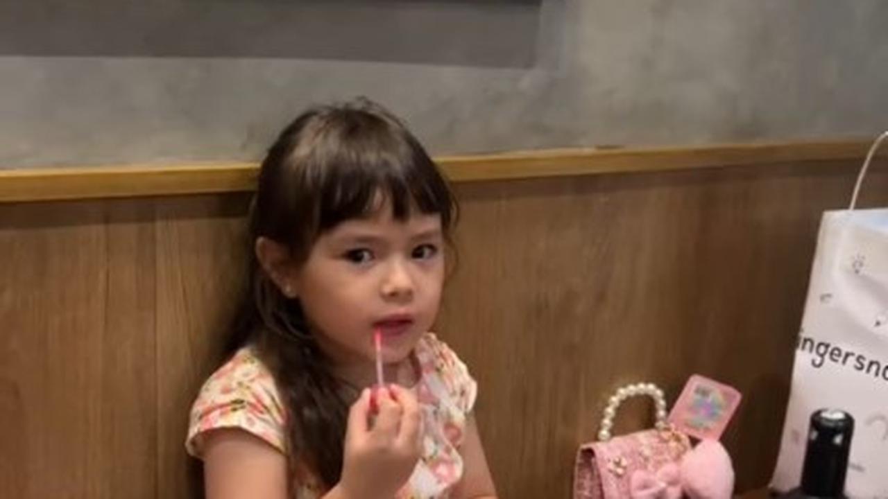 Gemas, Momen Chloe Anak Asmirandah Touch Up Pakai Lipstik Setelah Selesai Makan