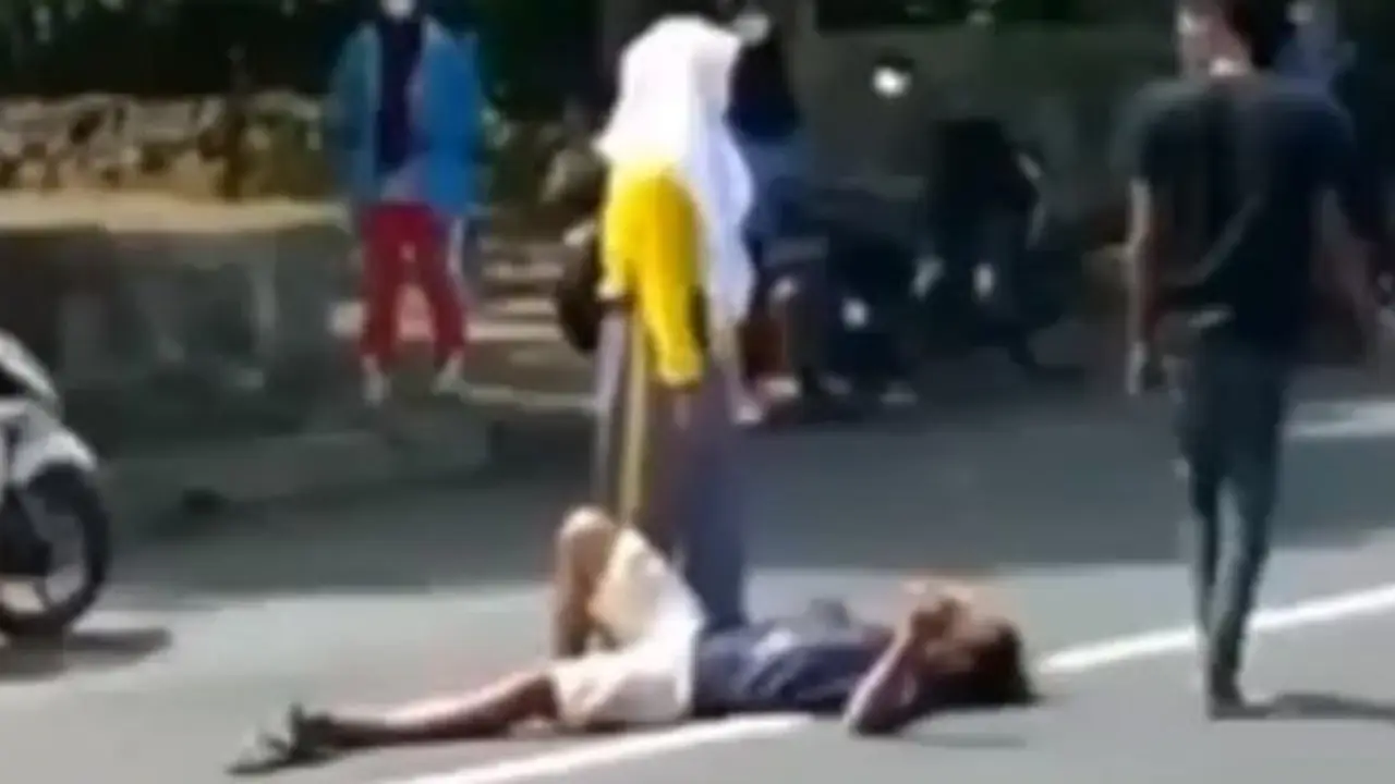 Pria tidur di tengah jalan (Instagram/@fakta.indo)