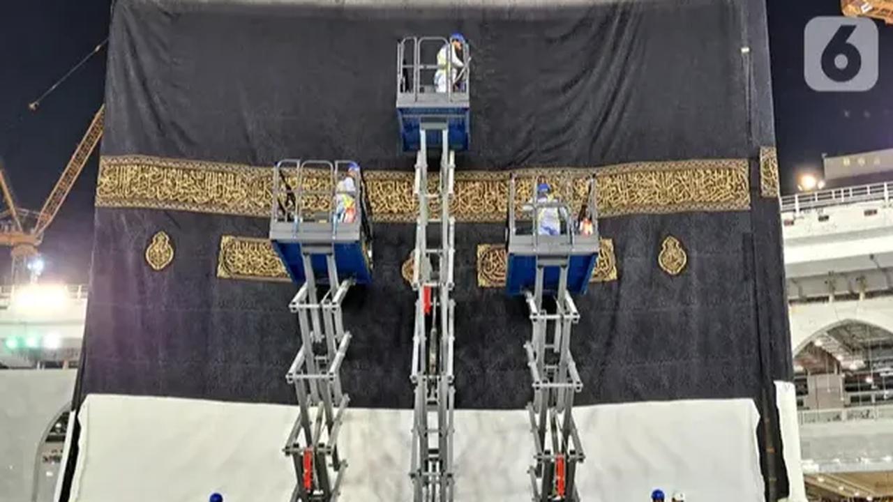 Kain Kiswah pernah dibuat di Mesir dan India, sebelum akhirnya diproduksi di Makkah Al-Mukarramah.