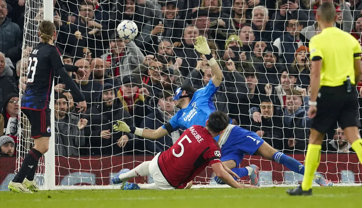 Pemain Manchester United, Harry Maguire mencetak gol ke gawang FC Copenhagen pada laga Grup A Liga Champions 2023/2024 di Old Trafford, Manchester, Inggris, Rabu (25/10/2023) dini hari WIB. Maguire sukses membobol gawang FC Copenhagen melalui sundulannya setelah memanfaatkan umpan silang dari Christian Eriksen. (AP Photo/Dave Thompson)