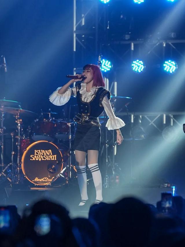 6 Momen Isyana Sarasvati Konser Naik Reog di Surabaya, Memukau Penonton