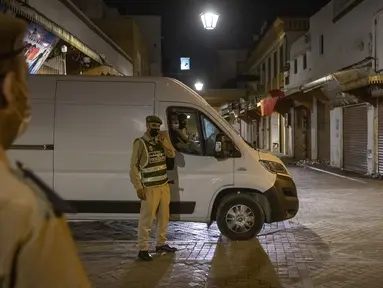 Pasukan keamanan Maroko berpatroli di ibu kota Rabat ketika negara itu memperpanjang jam malam pada Rabu (3/8/2021). Maroko juga melakukan pembatasan perjalanan ke tiga kota besar dalam upaya memperlambat lonjakan kasus virus corona COVID-19. (FADEL SENNA / AFP)