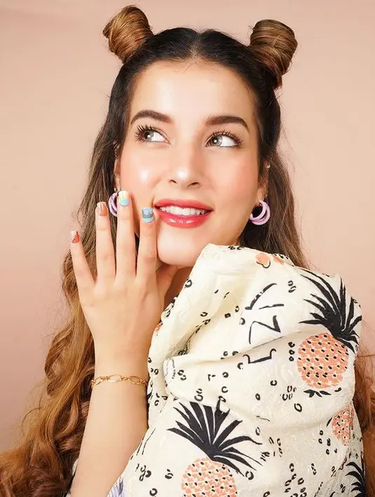 Tampil playful dengan no makeup look dan double half bun. Pancarkan aura bumil yang glowing