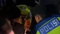 Aksi Polisi di Cianjur Selamatkan Pemudik Terjepit Besi Penutup Parit