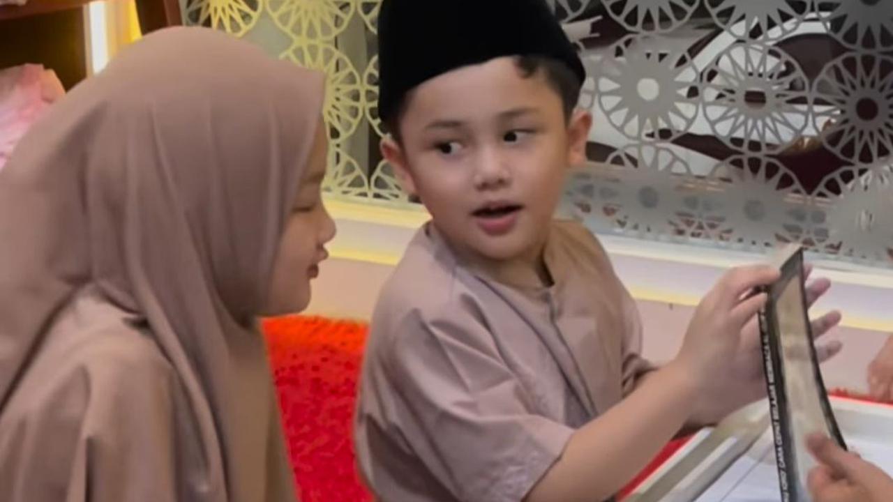 Ada juga yang salfok dengan penampilan Sheva. Sheva tampil cantik mengenakan kerudung.&nbsp;<br>