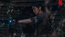 Prajurit Park Chan Young (Jung Jinyoung), seorang pria adil yang ditugaskan untuk mengangkut para penyintas.  (Foto: Netflix)