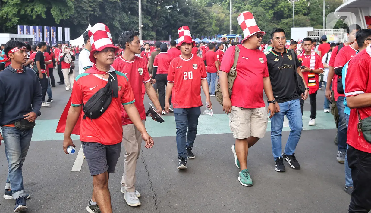 Jersey warna merah mendominasi area Stadion Utama Gelora Bung Karno. (Liputan6.com/Angga Yuniar)