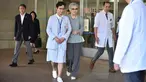 Mantan permaisuri Jepang Michiko meninggalkan Rumah Sakit Universitas Tokyo selepas menjalani operasi, Selasa (10/9/2019). Istri mantan kaisar Akihito yang mengundurkan diri dari jabatan kaisar akhir April lalu itu, diizinkan pulang usai menjalani operasi kanker payudara. (Kazuhiro Nogi/Pool via AP)