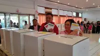 Ketua DPD PDI Perjuangan Sulut Olly Dondokambey bersama istrinya Rita Tamuntuan saat melakukan pencoblosan di TPS 3 Kelurahan Bumi Beringin, Kecamatan Wenang, Kota Manado, Sulut, dalam pemungutan suara, Rabu (14/2/2024).