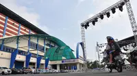 Aremania terkecoh panggung konser yang ada di depan Stadion Kanjuruhan, Minggu (11/11/2018). (Bola.com/Iwan Setiawan)