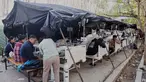 Pasien menerima perawatan di dalam tenda darurat di luar rumah sakit setelah gempa bumi di Labuan Bajo, Provinsi Nusa Tenggara Timur, Indonesia, Sabtu, 15 Agustus 2026. (Foto AP/Firdia Lisnawati)