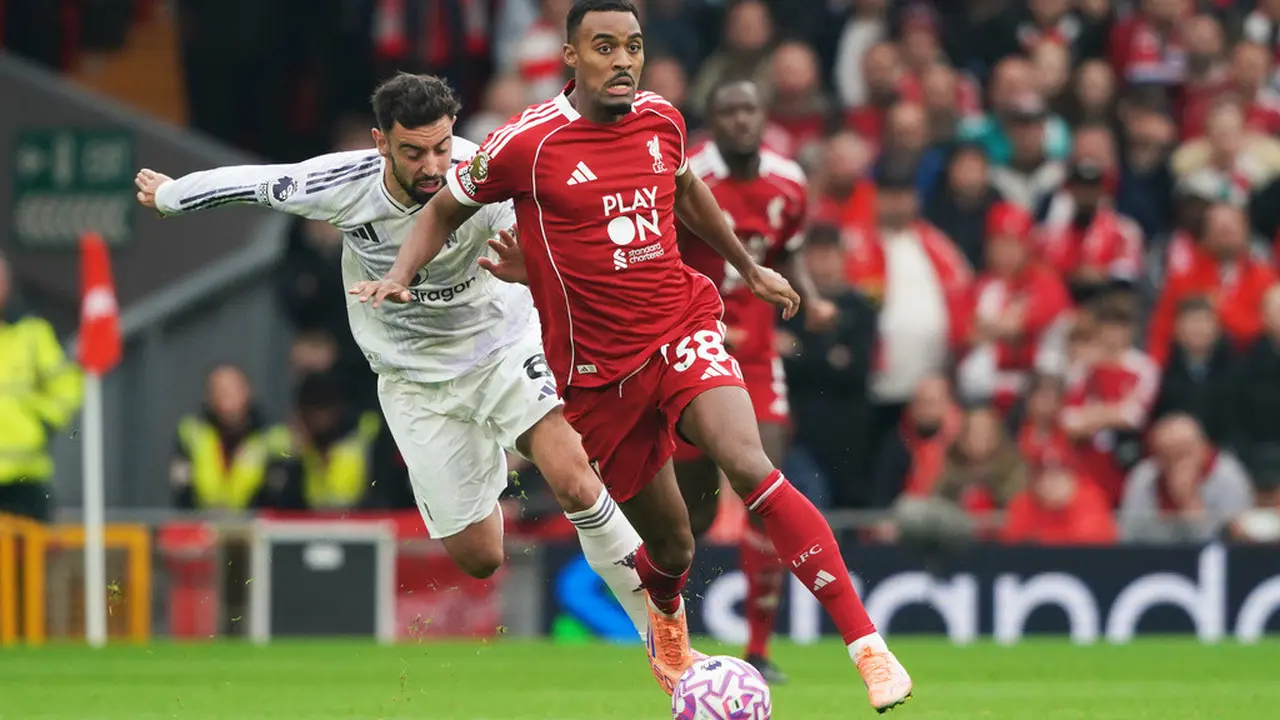Pemain Manchester United, Bruno Fernandes (kiri), berebut bola dengan pemain Liverpool, Ryan Gravenberch