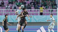 Duel para pemain Argentina U-17 kontra Jerman U-17 pada perempat final Piala Dunia U-17 2023 di Stadion Manahan, Solo. (Bola.com/Radifa Arsa)&nbsp;