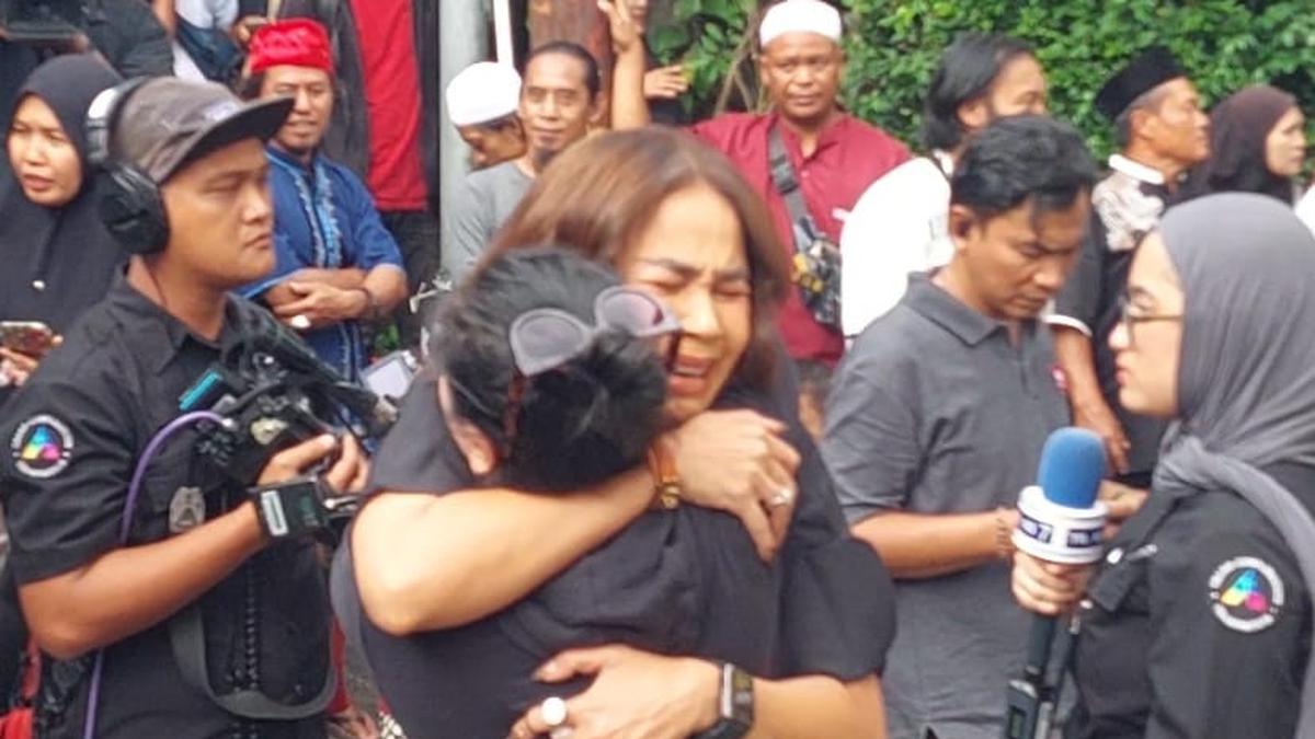 Tangis Melaney Ricardo Pecah di Rumah Duka Mpok Alpa, Sebut Almarhumah Sosok yang Kuat