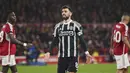 Pemain Manchester United, Bruno Fernandes, tampak kecewa setelah ditaklukkan Nottingham Forest pada laga pekan ke-20 Premier League 2023/2024, Minggu (31/12/2023) dini hari WIB. (AP Photo/Rui Vieira)