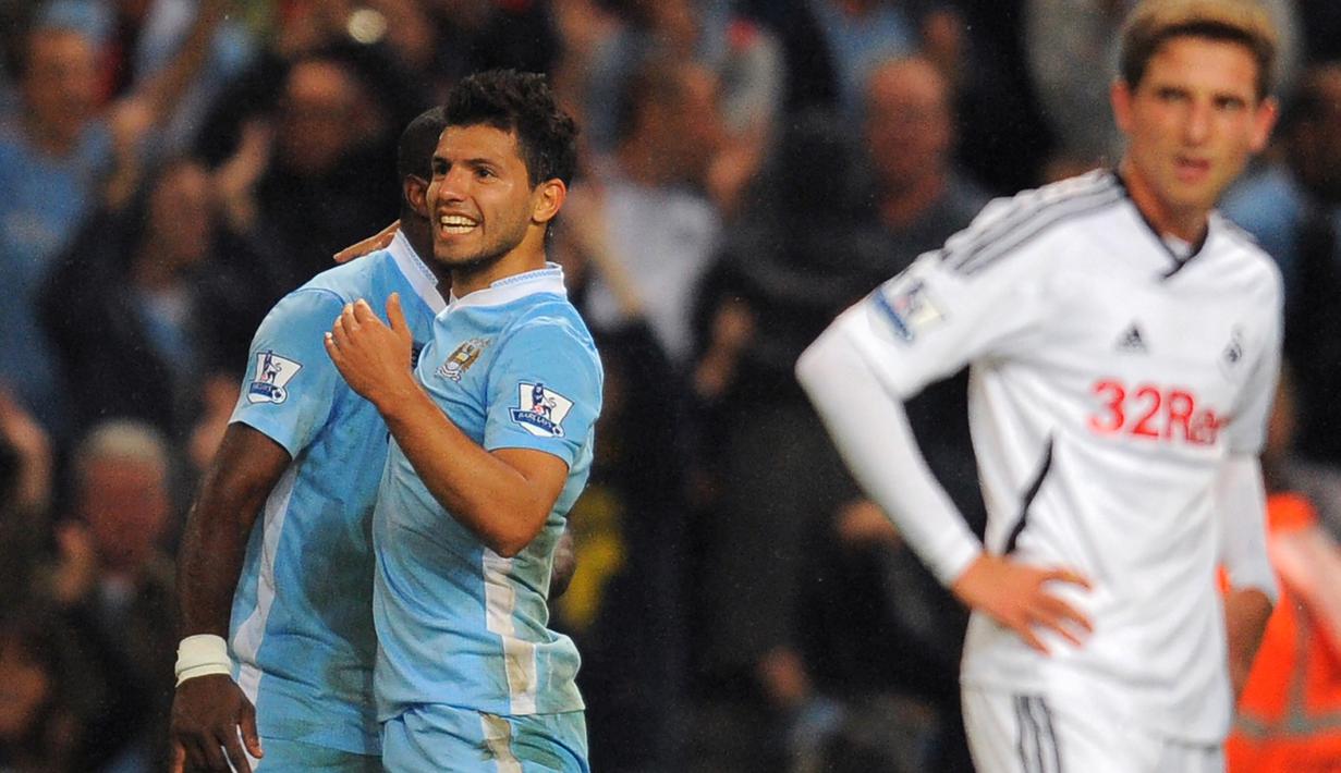 Sergio Aguero. Striker Argentina yang kini berusia 34 tahun dan telah pensiun dini pada Desember 2021 bersama Barcelona ini sebelumnya memperkuat Manchester City selama 10 musim mulai 2011/2012 hingga 2020/2021 sejak didatangkan dari Atletico Madrid pada awal musim 2011/2012 dengan nilai transfer 40 juta euro. Ia langsung mencetak 2 gol dan 1 assist pada laga debutnya di pekan pertama Liga Inggris 2011/2012 (15/8/2011) menghadapi tamunya Swansea City yang berkesudahan 4-0. Ia total tampil dalam 388 laga bersama Mancity di semua ajang dengan torehan 259 gol dan 73 assist. (AFP/Andrew Yates)