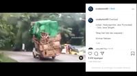 Salah satu video yang dibagikan akun Instagram @viralterkini99 memperlihatkan detik-detik mobil pikap mengalami kecelakaan karena muatan yang dibawa terlalu berlebihan.