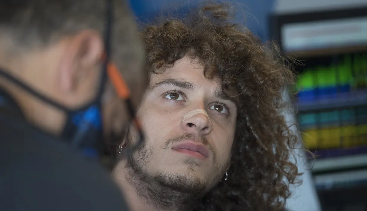 Marco Bezzecchi. Pembalap Italia berusia 23 tahun yang dipromosikan oleh tim VR46 ini menempati posisi ke-3 di Moto2 musim 2021 lalu. Mengoleksi 214 poin, ia hanya sekali meraih juara dan 7 kali merasakan podium di ajang Moto2 yang telah ditekuninya sejak 2019 lalu. (AFP/Mirco Lazzari/Getty Images)