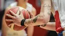 Ragam tato milik pebasket Timnas Korea Selatan, Choi Jun-yong saat matchday kedua Grup B FIBA Asia Cup 2022 melawan Timnas Basket Taiwan di Istora Senayan, Jakarta, Kamis (14/07/2022). (Bola.com/Bagaskara Lazuardi)
