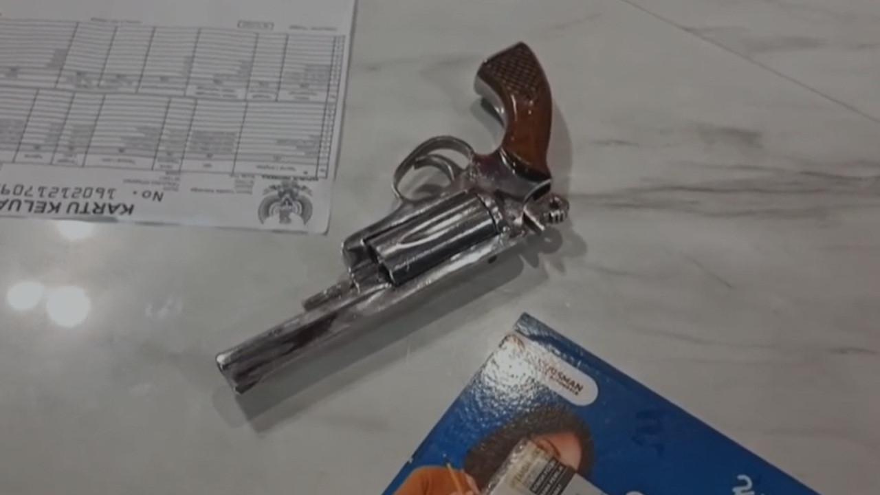 Senpi rakitan milik pelajar di Palembang. (tangkapan layar video media sosial).