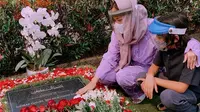 6 Potret BCL Ziarah ke Makam Ashraf Sinclair di Hari Ulang Tahun, Tulis Pesan Haru