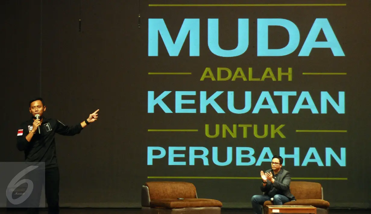 Cagub DKI Jakarta, Agus Harimurti Yudhoyono (AHY-kiri) menyampaikan pandangan pada Young Voters Festival di TIM, Jakarta, Selasa (31/1). AHY juga memberi motivasi pada sejumlah anak muda yang hadir di acara tersebut. (Liputan6.com/Helmi Fithriansyah)