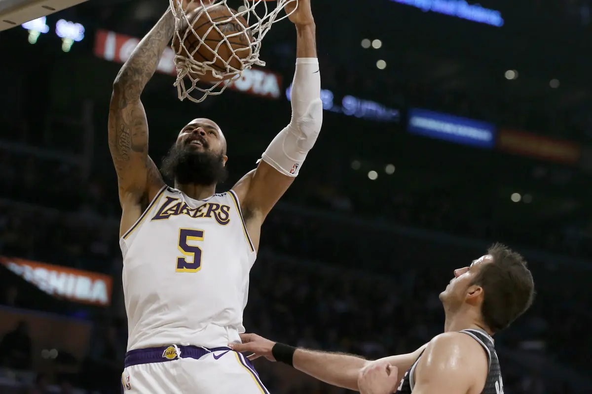 Pemain Lakers Tyson Chandler melakukan dunk saat mengalahkan Kings di lanjutan NBA