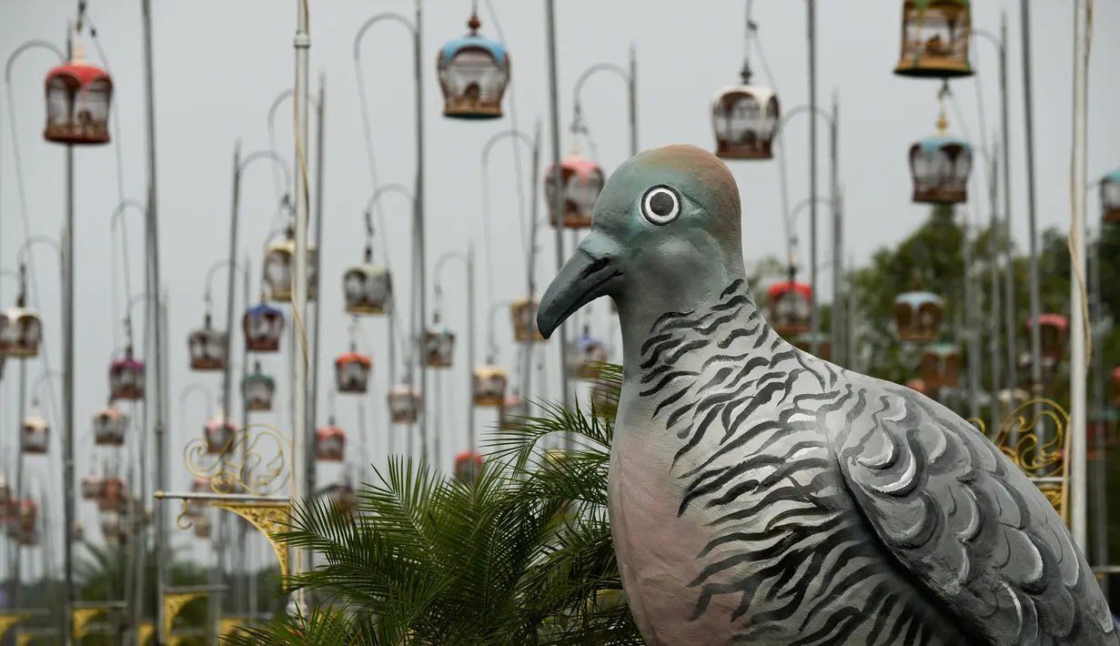 Ribuan burung dalam kandang saat mengikuti kontes burung berkicau di Provinsi Narathiwat di Thailand selatan (22/9/2019). Lebih dari 1.800 burung dari Thailand, Malaysia, dan Singapura mengambil bagian dalam kontes tahunan. (AFP Photo/Madaree Tohlala)