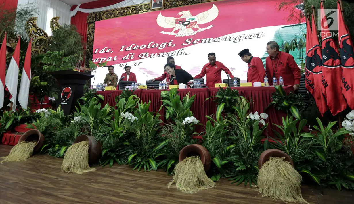Ketua Umum PDIP Megawati Soekarnoputri bersiap mengumumkan nama pasangan cagub-cawagub yang diusung PDIP untuk Pilkada 2018 di Kantor DPP PDIP, Jakarta, Minggu (17/11). (Liputan6.com/Faizal Fanani)