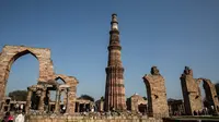 Wisatawan mengunjungi situs warisan dunia UNESCO Qutub Minar di New Delhi, India, Kamis (13/2/2020). Monumen Islam kuno setinggi 73 meter ini menjadi menara tertinggi di India. (Xinhua/Javed Dar)
