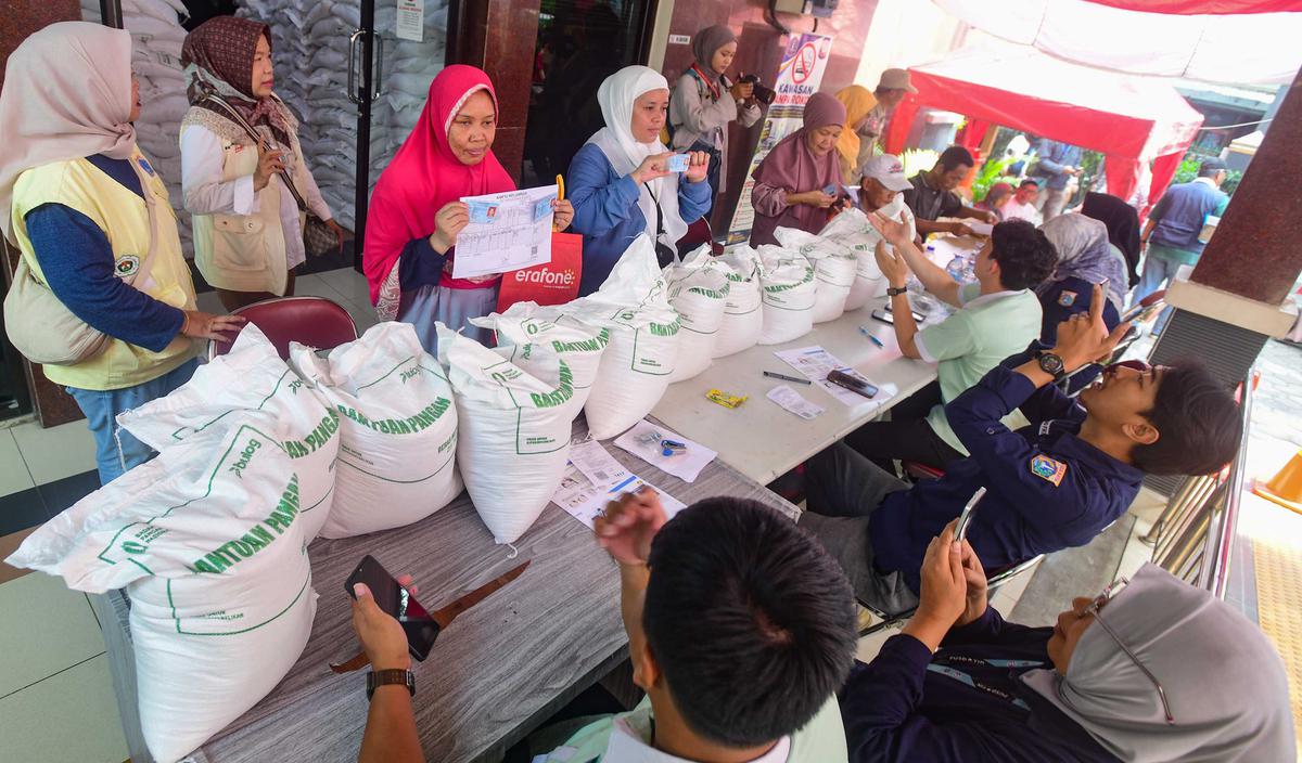 Warga Kebon Baru Antre Beras Bantuan Pangan