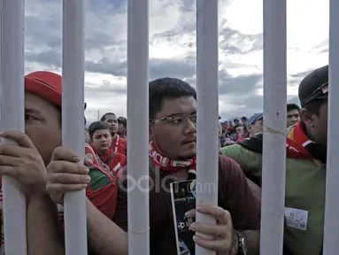 Ekspresi Suporter Timnas Indonesia menanti dibukanya pintu masuk Stadion Pakansari, Bogor, (03/12/2016). (Bola.com/Peksi Cahyo)