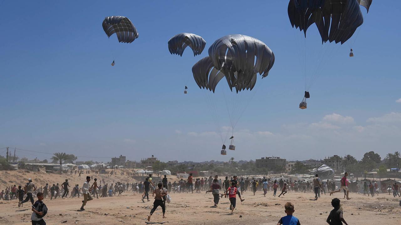 FOTO: Perjuangan Warga Gaza Berebut Bantuan dari Langit