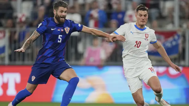 Duje Caleta-Car dari Kroasia berduel memperebutkan bola dengan Patrik Schick dari Republik Ceko