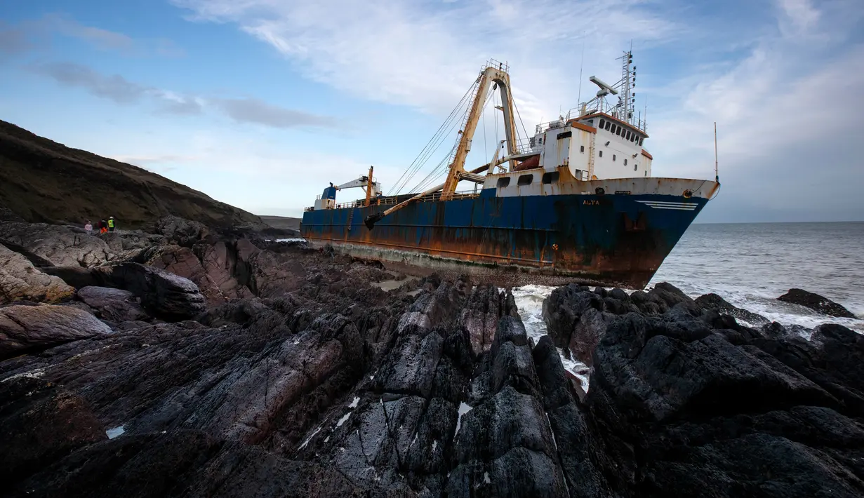 Kapal kargo sepanjang 77 meter, MV Alta,  terjebak di atas batu di dekat Ballycotton, Cork, Irlandia, Selasa (18/2/2020). "Kapal hantu" yang berlayar tanpa awak selama lebih dari satu tahun hanyut dan terbawa ke pantai selatan Irlandia menyusul sapuan Badai Dennis. (Cathal Noonan/AFP)