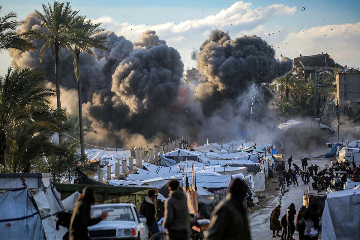 FOTO: Detik Detik Serangan Udara Hantam Kamp Pengungsi di Gaza Tengah